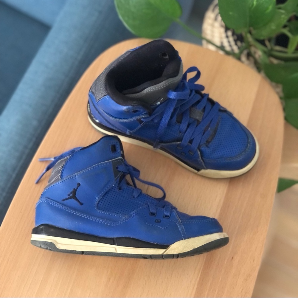 Retro Blue Nike Jordan sneakers Sz 11